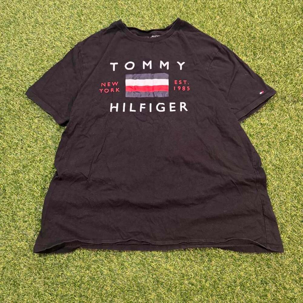 Black tommy hilfiger t shirt with